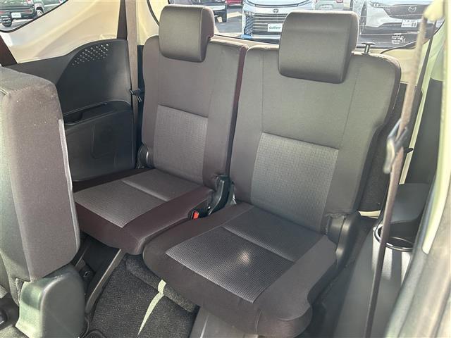 シエンタ ハイブリッドG 社外10インチフローティングナビ バックカメラ 両側パワースライドドア モデリスタエアロ 運転席シートヒーター 革巻きステアリング ステアリングスイッチ 衝突軽減カメラ 車線逸脱防止機能 クルコン(30枚目)