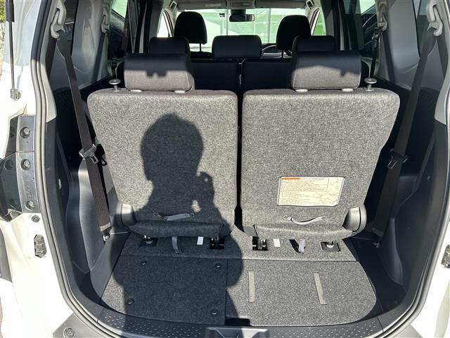 シエンタ ハイブリッドG 社外10インチフローティングナビ バックカメラ 両側パワースライドドア モデリスタエアロ 運転席シートヒーター 革巻きステアリング ステアリングスイッチ 衝突軽減カメラ 車線逸脱防止機能 クルコン(31枚目)