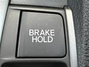 【オートマチックブレーキホールド】システムがＯＮのとき、信号待ちなどの停止中に、ブレーキペダルから足を離してもブレーキがかかったまま保持されます！