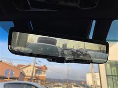 【デジタルインナーミラー（トヨタ）】車両後方カメラの映像をルームミラーに映すことが出来ます。　そのため、後席に人や荷物があって後方が見えづらい場合でもしっかり視界を確保することが出来ます。 6