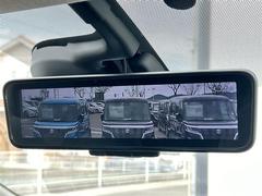 【デジタルルームミラー】車両後方カメラの映像をルームミラーに映すことが出来ます。　そのため、後席に人や荷物があって後方が見えづらい場合でもしっかり視界を確保することが出来ます。 4
