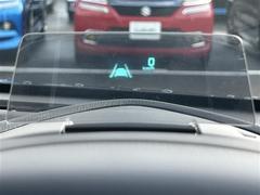 【ヘッドアップディスプレイ（ＨＵＤ）】フロントウインドウガラスに走行情報を投影します。運転中の目線と重なるように表示されるので、少ない視線移動で速度が確認できるので、　ドライビングに集中できます！ 5