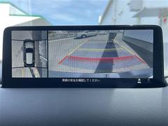 【３６０°ビュー・モニター】まるでクルマを真上から見下ろしたかのような視点で駐車をサポートします！クルマの斜め後ろや真横など、前後左右の４つのカメラの映像が合成されて、モニターに映し出されます。 4