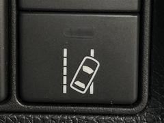【路外逸脱抑制機能】はみ出しそうなとき、ディスプレー表示とステアリング振動の警告で注意を促すとともに、車線内へ戻るようにステアリング操作を支援します。機能には限界があるためご注意ください。 6