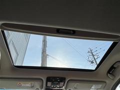 【ムーンルーフ】天井から太陽の穏やかな光や爽やかな風を取り込むことができる、トヨタの「サンルーフ」です！頭上のスイッチでムーンルーフを開閉することができます。 6