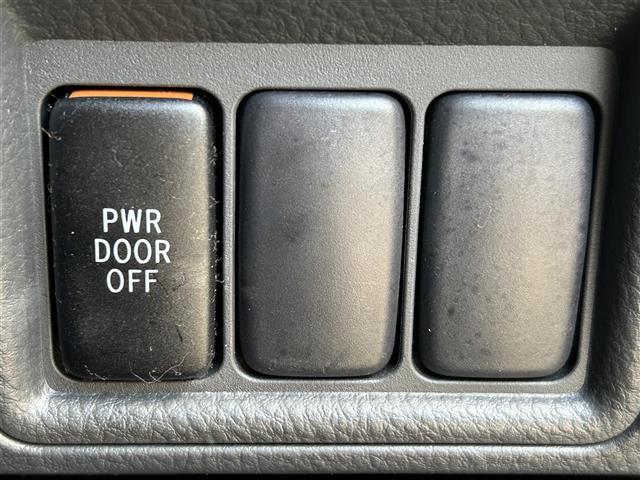 アイシス プラタナ　Ｖセレクションホワイトインテリアパッケージ　両側ハ゜ワスラ／３列シート／ＤラーＯＰ純ナヒ゛／ＡＭ／ＦＭ／ＤＶＤ／ワンセク゛／ＢＴ／Ｂカメラ／エンシ゛ンスタートホ゛タン／フロント／リア／エアロ／スマートキー／スヘ゜アキー／ＡＢＳ／Ｗエアハ゛ック゛（3枚目）