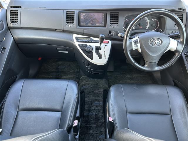 アイシス プラタナ　Ｖセレクションホワイトインテリアパッケージ　両側ハ゜ワスラ／３列シート／ＤラーＯＰ純ナヒ゛／ＡＭ／ＦＭ／ＤＶＤ／ワンセク゛／ＢＴ／Ｂカメラ／エンシ゛ンスタートホ゛タン／フロント／リア／エアロ／スマートキー／スヘ゜アキー／ＡＢＳ／Ｗエアハ゛ック゛（42枚目）