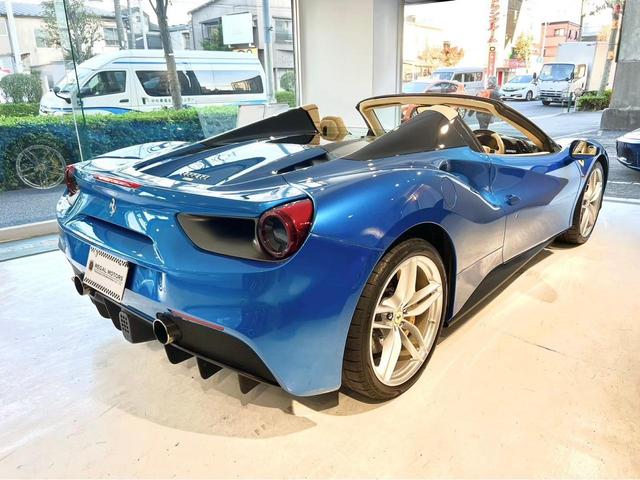 ４８８スパイダー Ｆ１　ＤＣＴ　右Ｈ　ＯＰ６４７　カーボンＤゾーンＬＥＤステア　カーボンセンターブリッジ　ツートンＯＰカラー　フロントリフター　プロテクションフィルム　リアカメラ　正規Ｄ車・Ｄ記録　フル電動シート（5枚目）