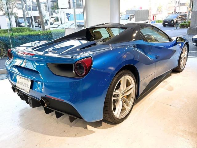 ４８８スパイダー Ｆ１　ＤＣＴ　右Ｈ　ＯＰ６４７　カーボンＤゾーンＬＥＤステア　カーボンセンターブリッジ　ツートンＯＰカラー　フロントリフター　プロテクションフィルム　リアカメラ　正規Ｄ車・Ｄ記録　フル電動シート（8枚目）