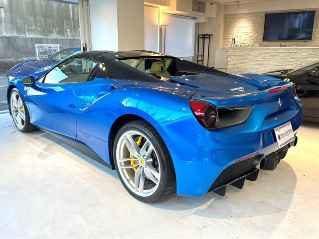 ４８８スパイダー Ｆ１　ＤＣＴ　右Ｈ　ＯＰ６４７　カーボンＤゾーンＬＥＤステア　カーボンセンターブリッジ　ツートンＯＰカラー　フロントリフター　プロテクションフィルム　リアカメラ　正規Ｄ車・Ｄ記録　フル電動シート（9枚目）