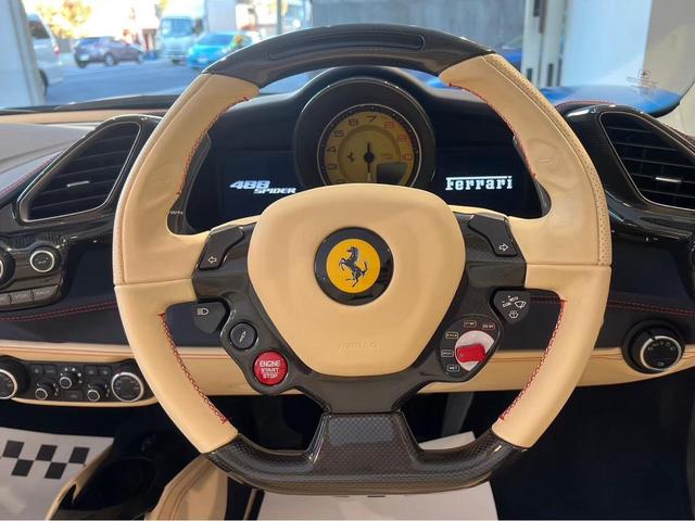 ４８８スパイダー Ｆ１　ＤＣＴ　右Ｈ　ＯＰ６４７　カーボンＤゾーンＬＥＤステア　カーボンセンターブリッジ　ツートンＯＰカラー　フロントリフター　プロテクションフィルム　リアカメラ　正規Ｄ車・Ｄ記録　フル電動シート（12枚目）