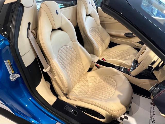 ４８８スパイダー Ｆ１　ＤＣＴ　右Ｈ　ＯＰ６４７　カーボンＤゾーンＬＥＤステア　カーボンセンターブリッジ　ツートンＯＰカラー　フロントリフター　プロテクションフィルム　リアカメラ　正規Ｄ車・Ｄ記録　フル電動シート（15枚目）