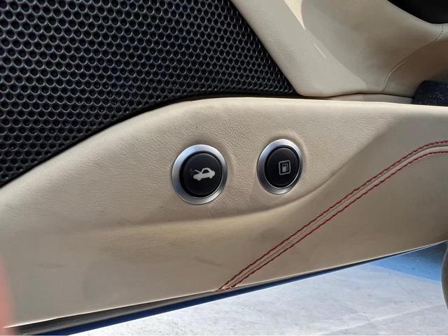 ４８８スパイダー Ｆ１　ＤＣＴ　右Ｈ　ＯＰ６４７　カーボンＤゾーンＬＥＤステア　カーボンセンターブリッジ　ツートンＯＰカラー　フロントリフター　プロテクションフィルム　リアカメラ　正規Ｄ車・Ｄ記録　フル電動シート（22枚目）