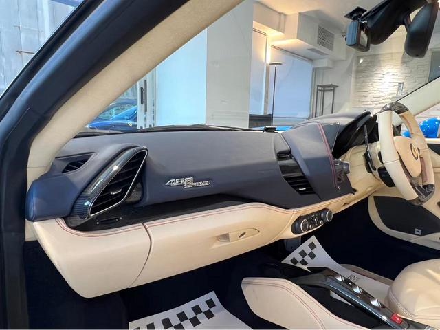 ４８８スパイダー Ｆ１　ＤＣＴ　右Ｈ　ＯＰ６４７　カーボンＤゾーンＬＥＤステア　カーボンセンターブリッジ　ツートンＯＰカラー　フロントリフター　プロテクションフィルム　リアカメラ　正規Ｄ車・Ｄ記録　フル電動シート（26枚目）
