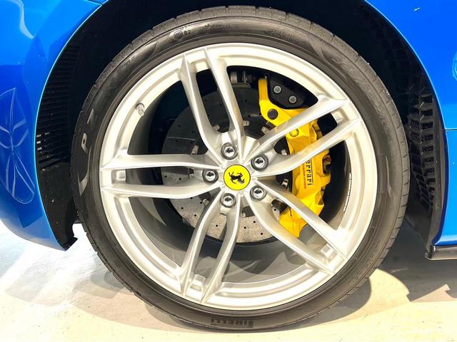 ４８８スパイダー Ｆ１　ＤＣＴ　右Ｈ　ＯＰ６４７　カーボンＤゾーンＬＥＤステア　カーボンセンターブリッジ　ツートンＯＰカラー　フロントリフター　プロテクションフィルム　リアカメラ　正規Ｄ車・Ｄ記録　フル電動シート（30枚目）