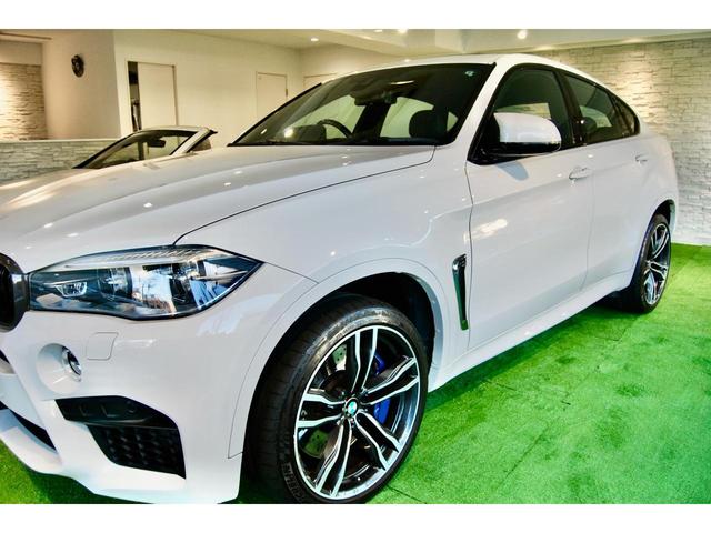 Ｘ６ Ｍ ベースグレード　２１インチ純正アルミホイール　サンルーフ　ｈａｒｍａｎ／ｋａｒｄｏｎサウンド　カーボンファイバーインテリア　黒メリノレザー　アダプティブＬＥＤヘッドライト　パークディスタンスコントロール（3枚目）