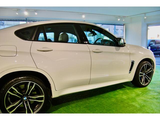Ｘ６ Ｍ ベースグレード　２１インチ純正アルミホイール　サンルーフ　ｈａｒｍａｎ／ｋａｒｄｏｎサウンド　カーボンファイバーインテリア　黒メリノレザー　アダプティブＬＥＤヘッドライト　パークディスタンスコントロール（9枚目）