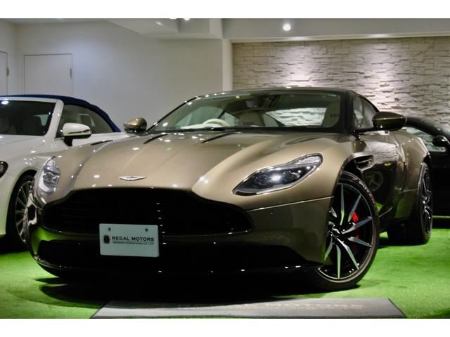 ＤＢ１１ 　ＤＢ１１ロゴ型押しヘッドレストディテール、アデングリーンカラー、ヒーテッド＆ベンチシートレッドキャリパー、１０スポークグロスブラックＤＴホイール、アイボリー＆アイスモカレザー、タッチパッドコントロール（2枚目）