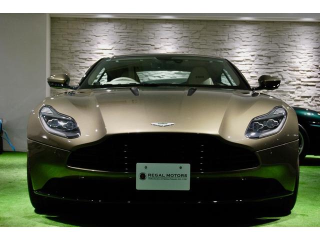 ＤＢ１１ 　ＤＢ１１ロゴ型押しヘッドレストディテール、アデングリーンカラー、ヒーテッド＆ベンチシートレッドキャリパー、１０スポークグロスブラックＤＴホイール、アイボリー＆アイスモカレザー、タッチパッドコントロール（3枚目）