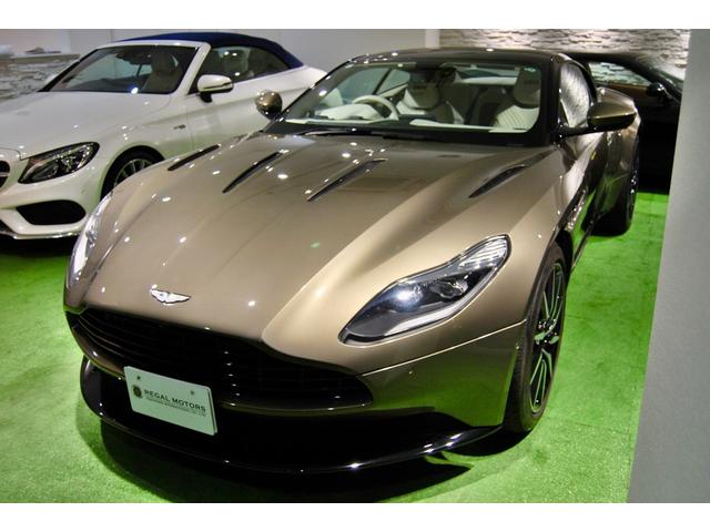 ＤＢ１１ 　ＤＢ１１ロゴ型押しヘッドレストディテール、アデングリーンカラー、ヒーテッド＆ベンチシートレッドキャリパー、１０スポークグロスブラックＤＴホイール、アイボリー＆アイスモカレザー、タッチパッドコントロール（4枚目）