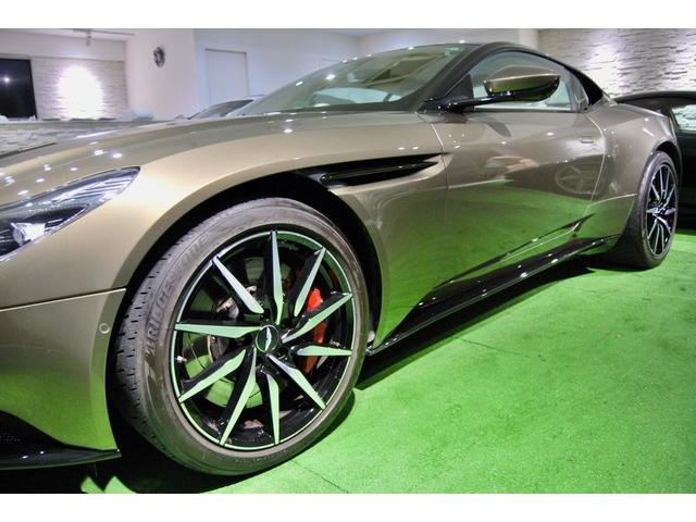 ＤＢ１１ 　ＤＢ１１ロゴ型押しヘッドレストディテール、アデングリーンカラー、ヒーテッド＆ベンチシートレッドキャリパー、１０スポークグロスブラックＤＴホイール、アイボリー＆アイスモカレザー、タッチパッドコントロール（5枚目）