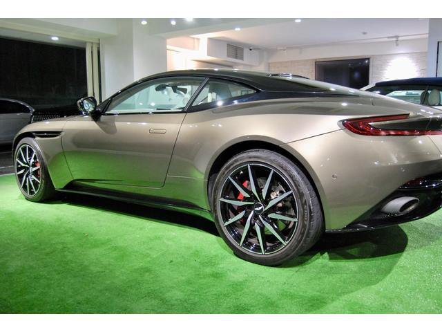 ＤＢ１１ 　ＤＢ１１ロゴ型押しヘッドレストディテール、アデングリーンカラー、ヒーテッド＆ベンチシートレッドキャリパー、１０スポークグロスブラックＤＴホイール、アイボリー＆アイスモカレザー、タッチパッドコントロール（6枚目）