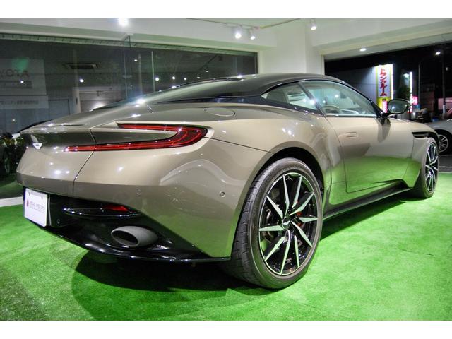ＤＢ１１ 　ＤＢ１１ロゴ型押しヘッドレストディテール、アデングリーンカラー、ヒーテッド＆ベンチシートレッドキャリパー、１０スポークグロスブラックＤＴホイール、アイボリー＆アイスモカレザー、タッチパッドコントロール（7枚目）