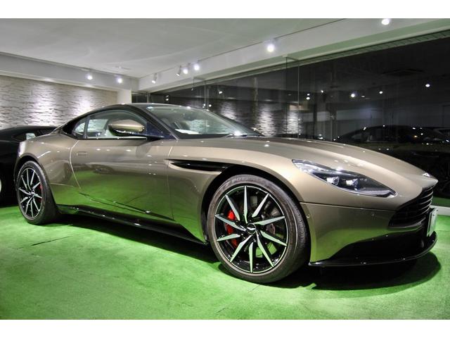 ＤＢ１１ 　ＤＢ１１ロゴ型押しヘッドレストディテール、アデングリーンカラー、ヒーテッド＆ベンチシートレッドキャリパー、１０スポークグロスブラックＤＴホイール、アイボリー＆アイスモカレザー、タッチパッドコントロール（8枚目）