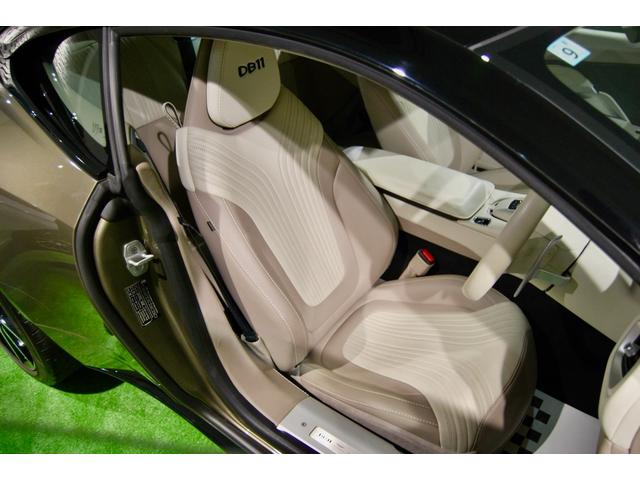 ＤＢ１１ 　ＤＢ１１ロゴ型押しヘッドレストディテール、アデングリーンカラー、ヒーテッド＆ベンチシートレッドキャリパー、１０スポークグロスブラックＤＴホイール、アイボリー＆アイスモカレザー、タッチパッドコントロール（10枚目）