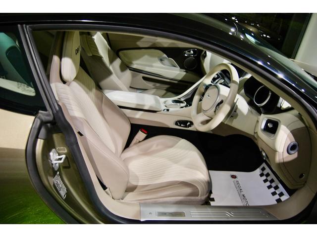 ＤＢ１１ 　ＤＢ１１ロゴ型押しヘッドレストディテール、アデングリーンカラー、ヒーテッド＆ベンチシートレッドキャリパー、１０スポークグロスブラックＤＴホイール、アイボリー＆アイスモカレザー、タッチパッドコントロール（11枚目）