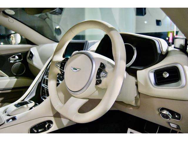 ＤＢ１１ 　ＤＢ１１ロゴ型押しヘッドレストディテール、アデングリーンカラー、ヒーテッド＆ベンチシートレッドキャリパー、１０スポークグロスブラックＤＴホイール、アイボリー＆アイスモカレザー、タッチパッドコントロール（13枚目）