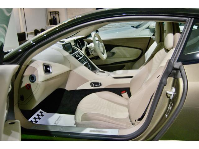 ＤＢ１１ 　ＤＢ１１ロゴ型押しヘッドレストディテール、アデングリーンカラー、ヒーテッド＆ベンチシートレッドキャリパー、１０スポークグロスブラックＤＴホイール、アイボリー＆アイスモカレザー、タッチパッドコントロール（16枚目）