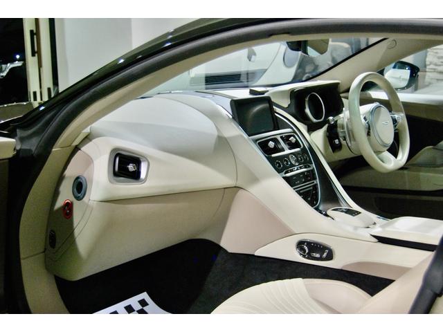 ＤＢ１１ 　ＤＢ１１ロゴ型押しヘッドレストディテール、アデングリーンカラー、ヒーテッド＆ベンチシートレッドキャリパー、１０スポークグロスブラックＤＴホイール、アイボリー＆アイスモカレザー、タッチパッドコントロール（17枚目）