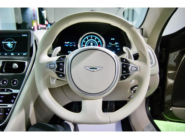 ＤＢ１１ 　ＤＢ１１ロゴ型押しヘッドレストディテール、アデングリーンカラー、ヒーテッド＆ベンチシートレッドキャリパー、１０スポークグロスブラックＤＴホイール、アイボリー＆アイスモカレザー、タッチパッドコントロール（22枚目）
