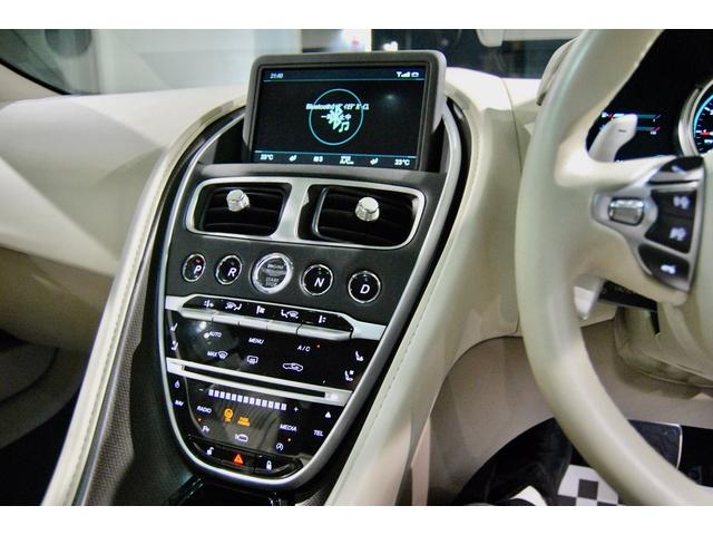 ＤＢ１１ 　ＤＢ１１ロゴ型押しヘッドレストディテール、アデングリーンカラー、ヒーテッド＆ベンチシートレッドキャリパー、１０スポークグロスブラックＤＴホイール、アイボリー＆アイスモカレザー、タッチパッドコントロール（23枚目）