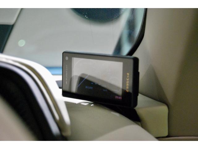 ＤＢ１１ 　ＤＢ１１ロゴ型押しヘッドレストディテール、アデングリーンカラー、ヒーテッド＆ベンチシートレッドキャリパー、１０スポークグロスブラックＤＴホイール、アイボリー＆アイスモカレザー、タッチパッドコントロール（25枚目）