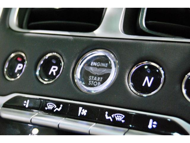 ＤＢ１１ 　ＤＢ１１ロゴ型押しヘッドレストディテール、アデングリーンカラー、ヒーテッド＆ベンチシートレッドキャリパー、１０スポークグロスブラックＤＴホイール、アイボリー＆アイスモカレザー、タッチパッドコントロール（26枚目）