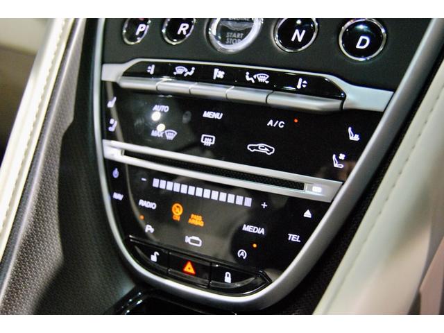 ＤＢ１１ 　ＤＢ１１ロゴ型押しヘッドレストディテール、アデングリーンカラー、ヒーテッド＆ベンチシートレッドキャリパー、１０スポークグロスブラックＤＴホイール、アイボリー＆アイスモカレザー、タッチパッドコントロール（27枚目）