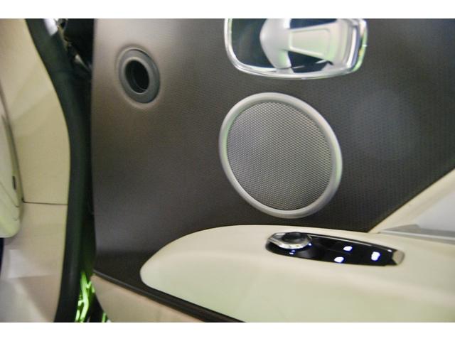 ＤＢ１１ 　ＤＢ１１ロゴ型押しヘッドレストディテール、アデングリーンカラー、ヒーテッド＆ベンチシートレッドキャリパー、１０スポークグロスブラックＤＴホイール、アイボリー＆アイスモカレザー、タッチパッドコントロール（29枚目）