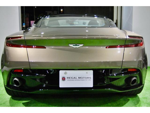 ＤＢ１１ 　ＤＢ１１ロゴ型押しヘッドレストディテール、アデングリーンカラー、ヒーテッド＆ベンチシートレッドキャリパー、１０スポークグロスブラックＤＴホイール、アイボリー＆アイスモカレザー、タッチパッドコントロール（31枚目）