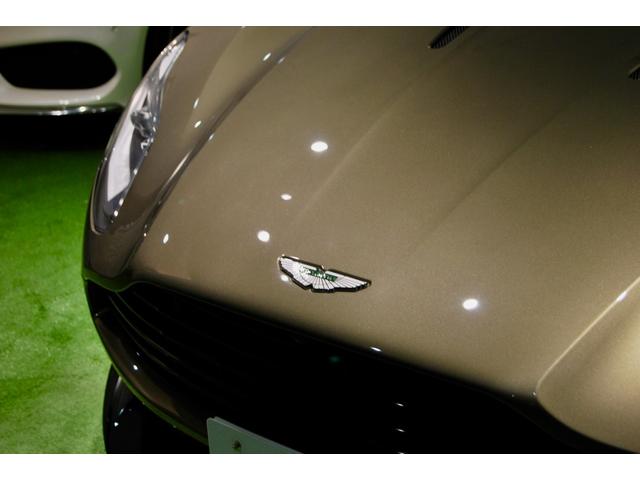 ＤＢ１１ 　ＤＢ１１ロゴ型押しヘッドレストディテール、アデングリーンカラー、ヒーテッド＆ベンチシートレッドキャリパー、１０スポークグロスブラックＤＴホイール、アイボリー＆アイスモカレザー、タッチパッドコントロール（34枚目）