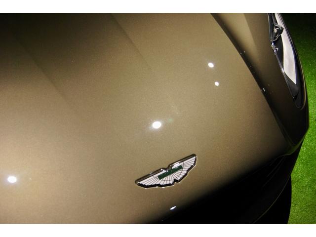 ＤＢ１１ 　ＤＢ１１ロゴ型押しヘッドレストディテール、アデングリーンカラー、ヒーテッド＆ベンチシートレッドキャリパー、１０スポークグロスブラックＤＴホイール、アイボリー＆アイスモカレザー、タッチパッドコントロール（35枚目）