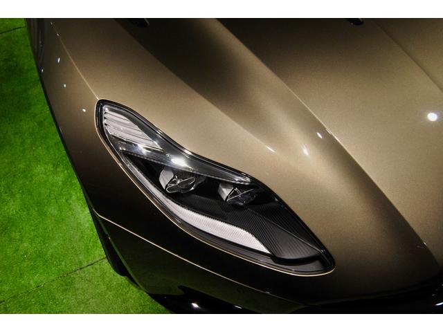 ＤＢ１１ 　ＤＢ１１ロゴ型押しヘッドレストディテール、アデングリーンカラー、ヒーテッド＆ベンチシートレッドキャリパー、１０スポークグロスブラックＤＴホイール、アイボリー＆アイスモカレザー、タッチパッドコントロール（36枚目）