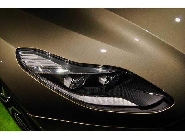 ＤＢ１１ 　ＤＢ１１ロゴ型押しヘッドレストディテール、アデングリーンカラー、ヒーテッド＆ベンチシートレッドキャリパー、１０スポークグロスブラックＤＴホイール、アイボリー＆アイスモカレザー、タッチパッドコントロール（37枚目）