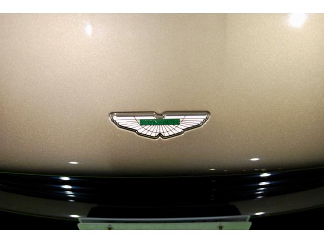 ＤＢ１１ 　ＤＢ１１ロゴ型押しヘッドレストディテール、アデングリーンカラー、ヒーテッド＆ベンチシートレッドキャリパー、１０スポークグロスブラックＤＴホイール、アイボリー＆アイスモカレザー、タッチパッドコントロール（38枚目）