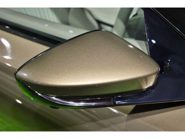 ＤＢ１１ 　ＤＢ１１ロゴ型押しヘッドレストディテール、アデングリーンカラー、ヒーテッド＆ベンチシートレッドキャリパー、１０スポークグロスブラックＤＴホイール、アイボリー＆アイスモカレザー、タッチパッドコントロール（40枚目）