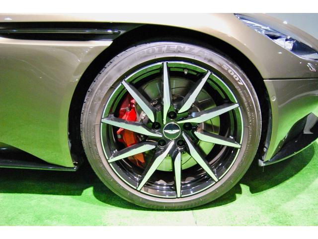 ＤＢ１１ 　ＤＢ１１ロゴ型押しヘッドレストディテール、アデングリーンカラー、ヒーテッド＆ベンチシートレッドキャリパー、１０スポークグロスブラックＤＴホイール、アイボリー＆アイスモカレザー、タッチパッドコントロール（41枚目）