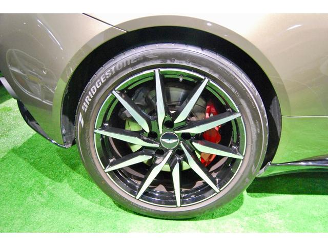 ＤＢ１１ 　ＤＢ１１ロゴ型押しヘッドレストディテール、アデングリーンカラー、ヒーテッド＆ベンチシートレッドキャリパー、１０スポークグロスブラックＤＴホイール、アイボリー＆アイスモカレザー、タッチパッドコントロール（42枚目）