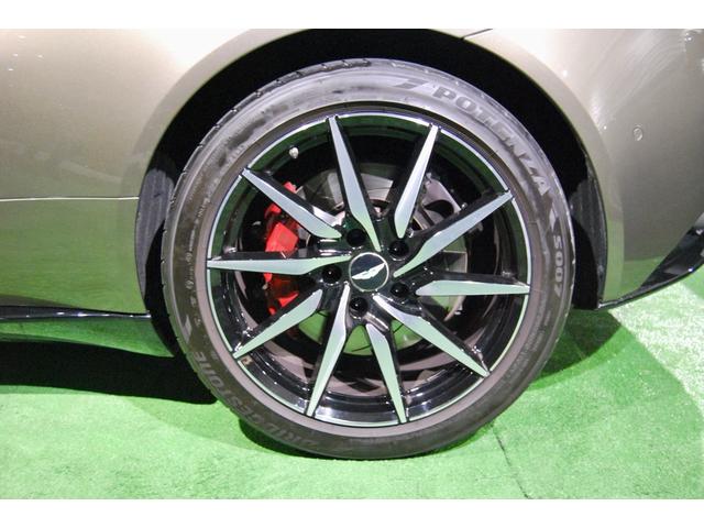 ＤＢ１１ 　ＤＢ１１ロゴ型押しヘッドレストディテール、アデングリーンカラー、ヒーテッド＆ベンチシートレッドキャリパー、１０スポークグロスブラックＤＴホイール、アイボリー＆アイスモカレザー、タッチパッドコントロール（44枚目）