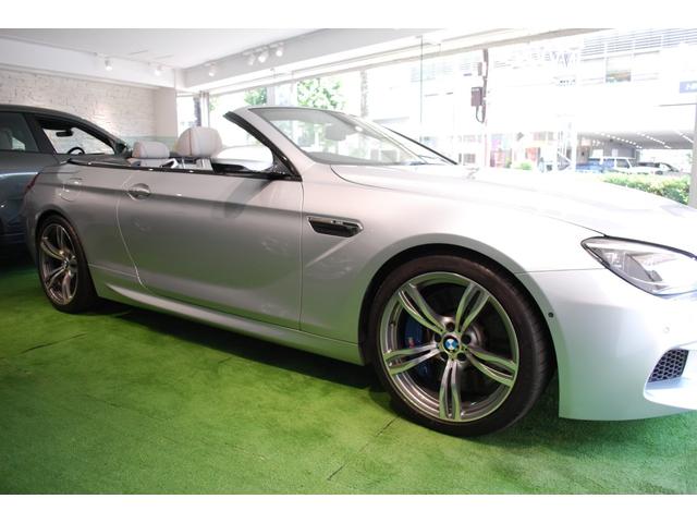 Ｍ６ カブリオレ　４．４　カーボンインテリアトリム／ヘッドアップディスプレイ／フルレザー／バックカメラ／２０インチＭツインスポーク／ドラレコ／ＥＴＣ（6枚目）